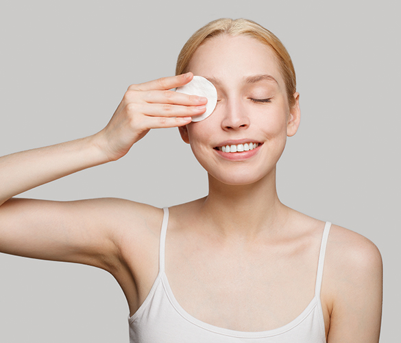 Минус за окном, плюс к уходу: как очищать кожу лица зимой