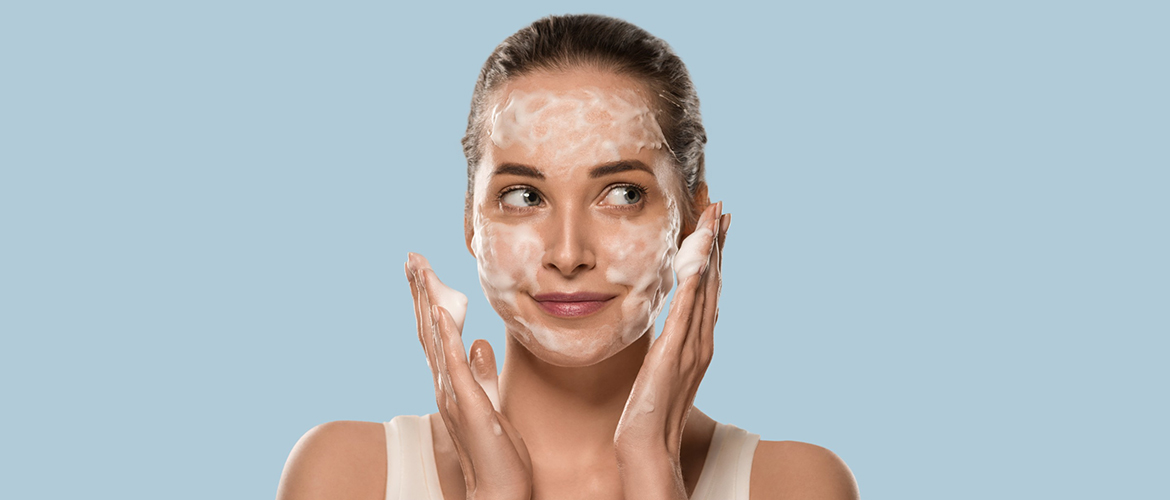 Минус за окном, плюс к уходу: как очищать кожу лица зимой