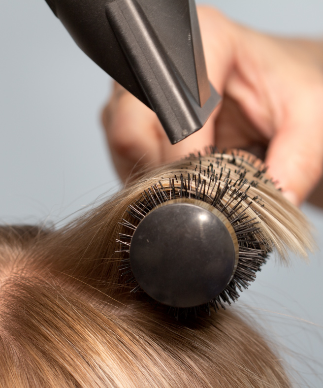 Как выпрямить волосы без утюжка и других гаджетов: лайфхаки для волнистых волос