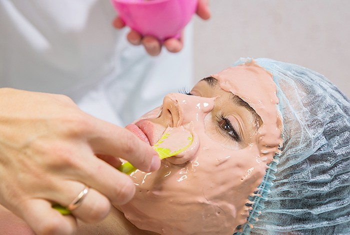 Нанесение розовой глины на кожу лица